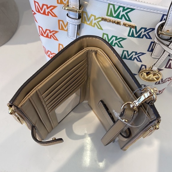 MICHAEL KORS LARGE DOUBLE ZIP WRISTLET WALLET PHONE CASE CLUTCH 
Camel Multi - Picture 12 of 16